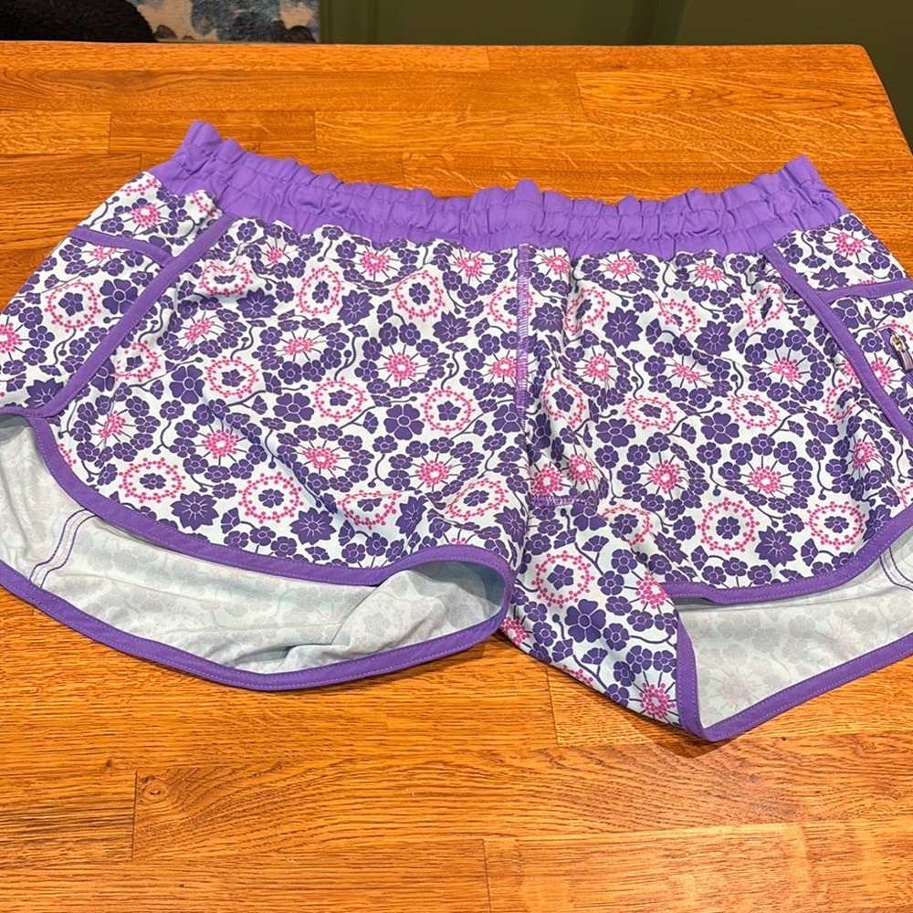 lululemon tracker mid rise 3 inch.